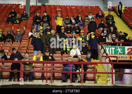 Barnsley, Regno Unito. 3 novembre 2023. I tifosi dell'Horsham arrivano a Oakwell durante il primo round della Emirates fa Cup Barnsley vs Horsham FC a Oakwell, Barnsley, Regno Unito, il 3 novembre 2023 (foto di Mark Cosgrove/News Images) a Barnsley, Regno Unito il 3 novembre 2023. (Foto di Mark Cosgrove/News Images/Sipa USA) credito: SIPA USA/Alamy Live News Foto Stock