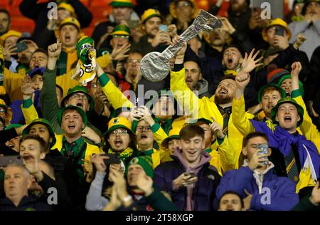 I tifosi dell'Horsham in vantaggio durante la partita del primo turno della Emirates fa Cup all'Oakwell Stadium di Barnsley. Data immagine: Venerdì 3 novembre 2023. Foto Stock