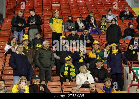 I tifosi dell'Horsham durante l'Emirates fa Cup 1st Round Match Barnsley vs Horsham FC a Oakwell, Barnsley, Regno Unito. 3 novembre 2023. (Foto di Mark Cosgrove/News Images) a Barnsley, Regno Unito il 3/11/2023. (Foto di Mark Cosgrove/News Images/Sipa USA) credito: SIPA USA/Alamy Live News Foto Stock