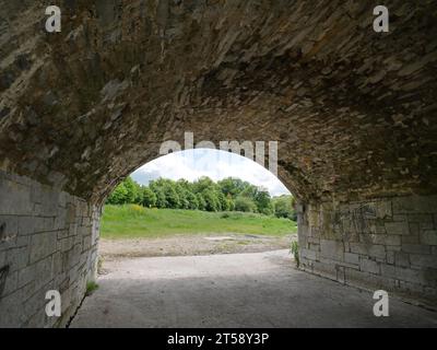 Vecchio ponte in pietra in Irlanda, antico ponte fatto di pietre e mattoni Foto Stock