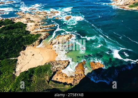Una vista della costa frastagliata dal promontorio di Knysna si dirige nel Capo Occidentale in Sudafrica Foto Stock