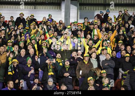 I tifosi dell'Horsham cantano fuori durante la partita del primo turno della Emirates fa Cup Barnsley contro Horsham FC a Oakwell, Barnsley, Regno Unito. 3 novembre 2023. (Foto di Mark Cosgrove/News Images) a Barnsley, Regno Unito il 3/11/2023. (Foto di Mark Cosgrove/News Images/Sipa USA) credito: SIPA USA/Alamy Live News Foto Stock