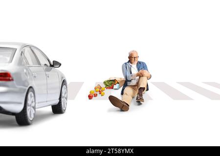 Uomo con una borsa della spesa investito da un'auto per strada isolato su sfondo bianco Foto Stock