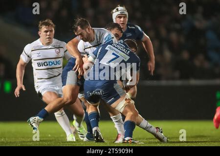 Manchester, Regno Unito. 3 novembre 2023. No way through per i Gloucesters Mark Atkinson *** durante il Gallagher Premiership Rugby Match tra sale Sharks e Gloucester all'AJ Bell Stadium di Manchester, Regno Unito, il 3 novembre 2023. Foto di Simon Hall. Solo per uso editoriale, licenza necessaria per uso commerciale. Nessun utilizzo in scommesse, giochi o pubblicazioni di un singolo club/campionato/giocatore. Credito: UK Sports Pics Ltd/Alamy Live News Foto Stock