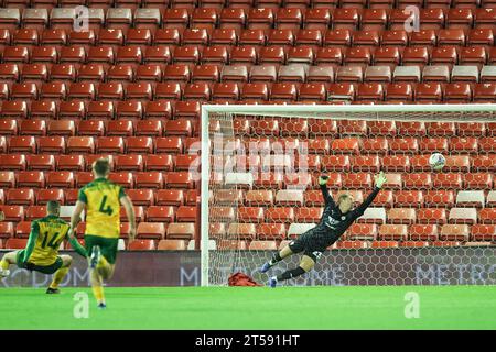 Barnsley, Regno Unito. 3 novembre 2023. Shamir Fenelon segna per 1-1durante l'Emirates fa Cup 1st Round Match Barnsley vs Horsham FC a Oakwell, Barnsley, Regno Unito, 3 novembre 2023 (foto di Mark Cosgrove/News Images) a Barnsley, Regno Unito il 3/11/2023. (Foto di Mark Cosgrove/News Images/Sipa USA) credito: SIPA USA/Alamy Live News Foto Stock