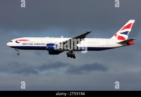 Un Boeing 777-200 della British Airways si avvicina all'aeroporto di Gatwick Foto Stock