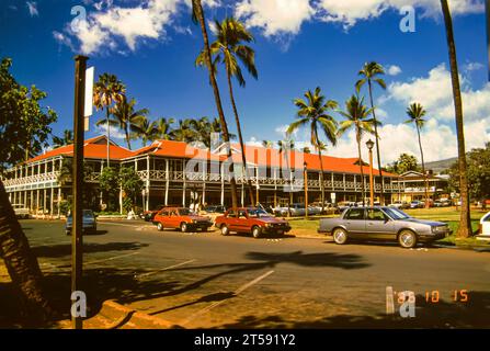 Lahaina, Maui, Hawaii, 2 giugno 1986 - Old Slide of the Pioneer Inn, con il suo tetto rosso nel porto di Lahaina, in una splendida giornata estiva soleggiata Foto Stock