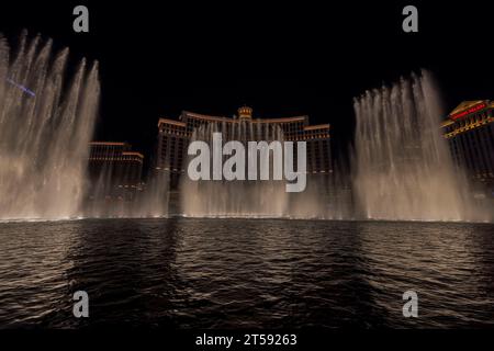 Vista notturna mozzafiato di Las Vegas con spettacolare sfondo delle fontane danzanti del Bellagio Hotel. Las Vegas. USA. Foto Stock