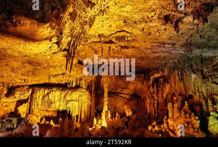 grotta Bianca in Grotta di Castellana piena di stalattiti e stalagmiti in Puglia Foto Stock