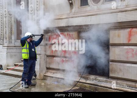 Londra, Regno Unito. 3 novembre 2023. Un lavoratore pulisce i graffiti dopo che i manifestanti pro-Palestina hanno spruzzato l'edificio Foreign, Commonwealth and Development Office a Westminster con vernice rossa e ha scritto "Britain is Guilty” (la Gran Bretagna è colpevole) mentre la guerra Israele-Hamas si intensifica. Credito: SOPA Images Limited/Alamy Live News Foto Stock