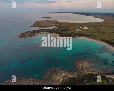 Zenith vista del mare intorno a Torre Guaceto in Puglia, Italia. Lo shot esalta gli strati della morfologia del terreno e i colori dell'Europa Foto Stock