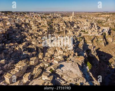 Vista dall'alto, splendida vista aerea dello skyline di Matera durante una splendida alba. Matera è una città situata su uno sperone roccioso nella regione di Basilic Foto Stock