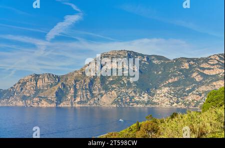 Costiera Amalfitana, Italia. Vista panoramica mozzafiato da Conca dei Marini lungo la strada principale della Costiera Amalfitana. Foto Stock