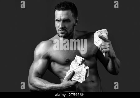 Bodybuilder bearded riuscito con banknot del dollaro dei soldi. Concetto di stile di vita motivazionale, gesto vincente. Foto Stock