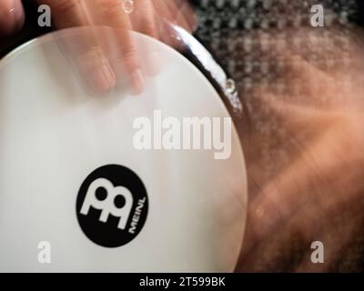 Dombek Drum. mani offuscate. Tunja, Colombia, Sud America. Foto Stock