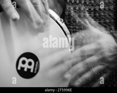 Dombek Drum. mani offuscate. Tunja, Colombia, Sud America. Foto Stock