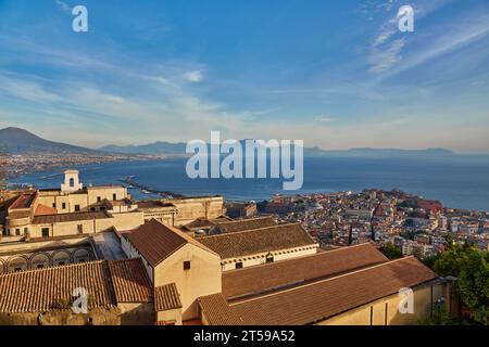 Castel Sant'Elmo, fortezza medievale situata sul colle del Vomero, Napoli, Italia. Il castello è adiacente alla Certosa di San Martino, dalla cima un panorama Foto Stock