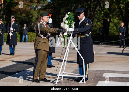 Arlington, Stati Uniti d'America. 2 novembre 2023. Arlington, Stati Uniti d'America. 2 novembre 2023. Capo di stato maggiore generale delle forze armate polacche, tenente generale Wieslaw Kukula, centro, prende parte a una cerimonia di posa delle corone onorifiche delle forze armate presso la Tomba del Milite sconosciuto presso il Cimitero Nazionale di Arlington, il 2 novembre 2023 ad Arlington, Virginia, USA. Credito: Henry Villarama/U.S. Army/Alamy Live News Foto Stock