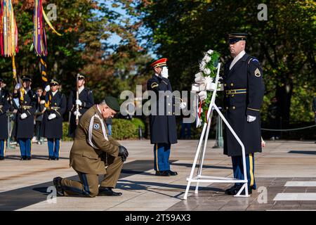 Arlington, Stati Uniti d'America. 2 novembre 2023. Arlington, Stati Uniti d'America. 2 novembre 2023. Capo di stato maggiore generale delle forze armate polacche, tenente generale Wieslaw Kukula, centro, si inginocchia durante una cerimonia di posa della corona di onori delle forze armate presso la Tomba del Milite sconosciuto al Cimitero Nazionale di Arlington, 2 novembre 2023 ad Arlington, Virginia, USA. Credito: Henry Villarama/U.S. Army/Alamy Live News Foto Stock