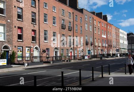 Una Georgian Terrace Street a Dublino è un esempio di architettura e conservazione di edifici storici Foto Stock