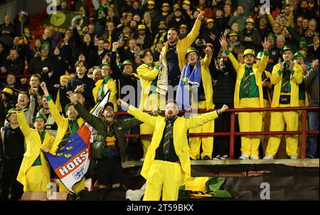 I tifosi dell'Horsham festeggiano il seguito durante la partita del primo turno della Emirates fa Cup all'Oakwell Stadium di Barnsley. Data immagine: Venerdì 3 novembre 2023. Foto Stock