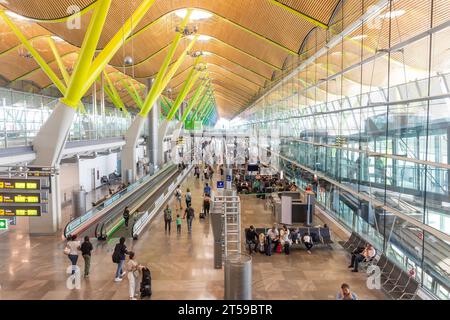 Sala partenze del Terminal 4. Aeroporto di Madrid-Barajas, distretto di Barajas, Madrid, Regno di Spagna Foto Stock