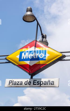 Cartello d'ingresso della metropolitana d'epoca, Plaza de Espana, Centro, Madrid, Regno di Spagna Foto Stock