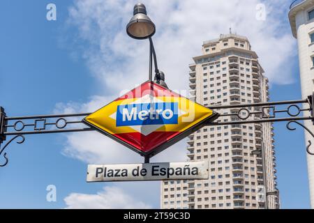 Cartello d'ingresso della metropolitana d'epoca, Plaza de Espana, Centro, Madrid, Regno di Spagna Foto Stock