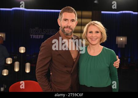 DAS Moderatorenteam Micky Beisenherz und Susan Link, l-r, in der WDR Talkshow Kölner Treff *** il team dei presentatori Micky Beisenherz e Susan Link, l r, sul talk show WDR Kölner Treff Credit: Imago/Alamy Live News Foto Stock