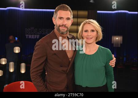 DAS Moderatorenteam Micky Beisenherz und Susan Link, l-r, in der WDR Talkshow Kölner Treff *** il team dei presentatori Micky Beisenherz e Susan Link, l r, sul talk show WDR Kölner Treff Credit: Imago/Alamy Live News Foto Stock