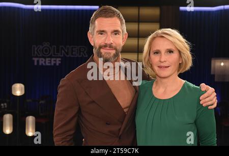 DAS Moderatorenteam Micky Beisenherz und Susan Link, l-r, in der WDR Talkshow Kölner Treff *** il team dei presentatori Micky Beisenherz e Susan Link, l r, sul talk show WDR Kölner Treff Credit: Imago/Alamy Live News Foto Stock