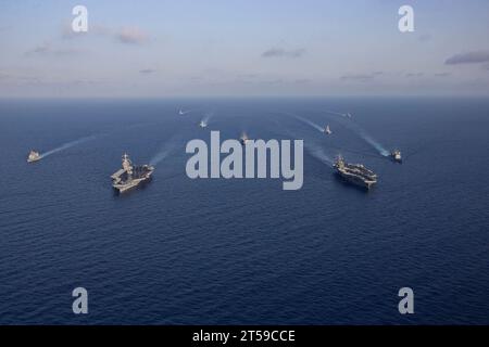 Mar Mediterraneo, Stati Uniti. 3 novembre 2023. La portaerei USS Gerald R. Ford, a sinistra, e la portaerei classe Nimitz USS Dwight D. Eisenhower, a destra, guidano una formazione di navi durante una dimostrazione di forza in corso, il 3 novembre 2023 nel Mar Mediterraneo orientale. Credito: MC2 Jacob Mattingly/U.S. Navy Photo/Alamy Live News Foto Stock