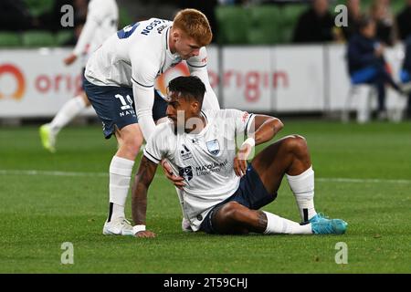 MELBOURNE, AUSTRALIA. 3 novembre 2023. Isuzu UTE A-League Men football Melbourne City contro Sydney FC. Mitchell Glasson (19), attaccante del Sydney FC, aiuta il compagno di squadra Fabio Gomes netto (9) a seguire un rozzo tackle durante la partita in trasferta di Sydney contro il melbourne City all'AAMI Park. Credit Karl Phillipson/Alamy Live News Foto Stock