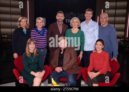 Hintere Reihe von Links: Johanna GASTDORF, Schauspielerin, Mirja BOES, Schauspielerin, comico, Micky BEISENHERZ, Moderator, Susan LINK, Moderatorin, Harald LATTNER, Feuerwehrmann, Feuerwehr Bochum Simon HEUSSEN, Heußen, Feuerwehrmann, Feuerwehr Bochum Vordere Reihe von Links: Insa THIELE EICH, Astronautin, Meteorologin, Ben BECKER, Schauspieler, Katty SALIE, Moderatorin, zu Gast in der Sendung, Koelner Treff, im WDR Fernsehen, 03.11.2023. *** Back Row from Left Johanna GASTDORF, attrice, Mirja BOES, attrice, comica, Micky BEISENHERZ, presentatrice, Susan LINK, presentatrice, Harald LATTNER, fuoco Foto Stock