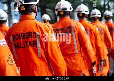 Salvador, Bahia, Brasile - 7 settembre 2023: I soldati dei vigili del fuoco vengono visti durante la parata del giorno dell'indipendenza brasiliana nella città di S. Foto Stock