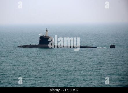 Mumbai, India. 3 novembre 2023. Il sottomarino INS 'Kalvari' è visto passare dalla nave da guerra INS Beas durante una giornata media in mare a Mumbai. Credito: SOPA Images Limited/Alamy Live News Foto Stock