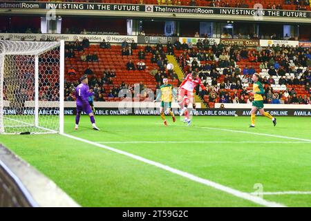 Oakwell Stadium, Barnsley, Inghilterra - 3 novembre 2023 Max Watters (36) di Barnsley segna il gol di apertura - durante la partita Barnsley contro Horsham, Emirates fa Cup, 2023/24, Oakwell Stadium, Barnsley, Inghilterra - 3 novembre 2023 crediti: Arthur Haigh/WhiteRosePhotos/Alamy Live News Foto Stock