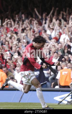 RUUD VAN NISTELROOY, FINALE DI fa CUP, 2004: Celebrazione del rigore di Van Nistelrooy. E' il primo gol di Ruud in finale e il secondo dello United. Fa Cup Final 2004, Manchester United contro Millwall, 22 maggio 2004. Man Utd ha battuto in finale 3-0. Fotografia: ROB WATKINS Foto Stock
