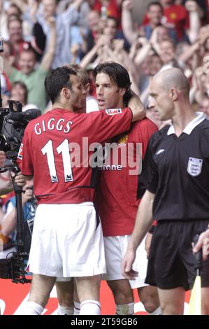 RYAN GIGGS, RUUD VAN NISTELROOY, FINALE DI fa CUP, 2004: Celebrazione del rigore di Van Nistelrooy. E' il primo gol di Ruud in finale e il secondo dello United. Fa Cup Final 2004, Manchester United contro Millwall, 22 maggio 2004. Man Utd ha battuto in finale 3-0. Fotografia: ROB WATKINS Foto Stock