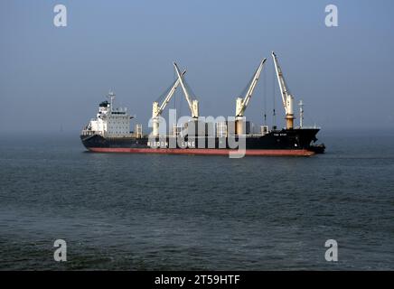 Mumbai, India. 3 novembre 2023. La nave portarinfuse "Tao Star" si muove sulle acque del mare arabo a Mumbai. Credito: SOPA Images Limited/Alamy Live News Foto Stock