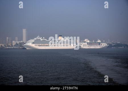 Mumbai, India. 3 novembre 2023. La nave da crociera italiana Costa Serena (a sinistra) è attraccata al porto di Mumbai. Credito: SOPA Images Limited/Alamy Live News Foto Stock