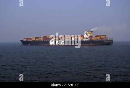 Mumbai, India. 3 novembre 2023. La nave cargo della Mediterranean Shipping Company (MSC) è vista trasportare merci sulle acque del mare arabo a Mumbai. Credito: SOPA Images Limited/Alamy Live News Foto Stock