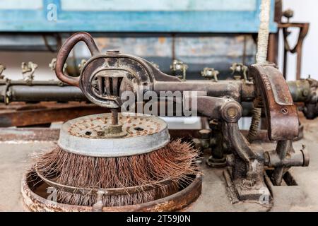 Processo di produzione della seta a passo per passo in sericoltura a Soufli Evros Grecia, bozzolo di seta bianco sulle foglie Foto Stock