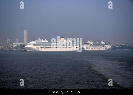 Mumbai, India. 3 novembre 2023. La nave da crociera italiana Costa Serena (a sinistra) è attraccata al porto di Mumbai. (Foto di Ashish Vaishnav/SOPA Images/Sipa USA) credito: SIPA USA/Alamy Live News Foto Stock