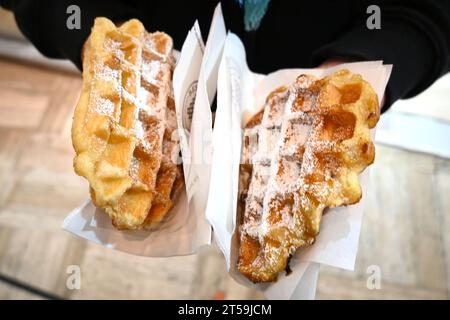 Waffle belgi ricoperti di zucchero a velo – Bruxelles Belgio Foto Stock