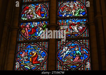 Vetrata colorata all'interno della Cattedrale di San Michael e St. Gudula (Cathédrale des Saints Michel et Gudule) – Bruxelles Belgio – 23 ottobre 2023 Foto Stock