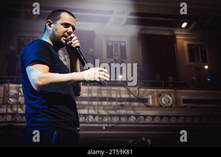 Newcastle, Regno Unito. 3 novembre 2023. Le Streets (fronteggiate da Mike Skinner) si esibiscono all'O2 City Hall di Newcastle. Crediti fotografici: Thomas Jackson/Alamy Live News Foto Stock