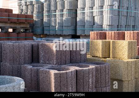 blocchi di cemento a scacchi con centri cavi, perfetti per creare un marciapiede intorno a un letto di fiori o a un prato. impilare nel punto vendita. Foto Stock