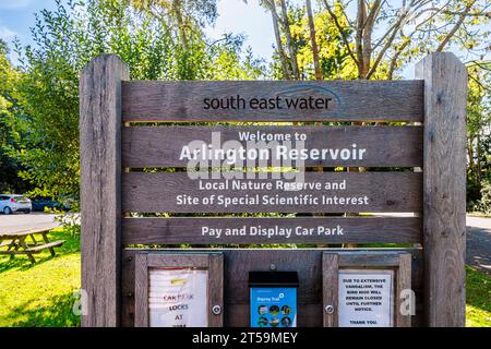 Cartello di benvenuto al lago artificiale di Arlington, sito di speciale interesse scientifico e riserva naturale locale gestita da South East Water, Polegate, East Sussex Foto Stock