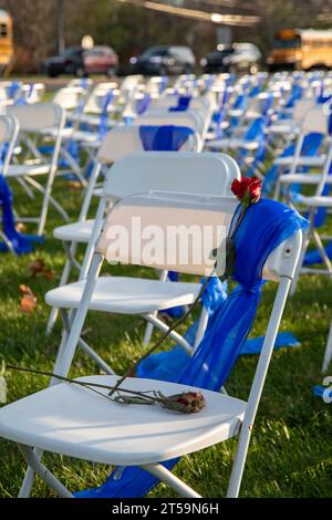 West Bloomfield, Michigan, USA. 3 novembre 2023. Temple Shir Shalom organizzò 220 sedie bianche con nastri blu, ognuna delle quali rappresentava uno degli ostaggi israeliani e stranieri detenuti da Hamas a Gaza. Crediti: Jim West/Alamy Live News Foto Stock